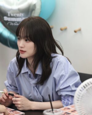 Chun Woo-hee Instagram - 20살 기념🎂
보답하고자 만든 자리였는데
되려 받은게 더욱 많았네요
행복했어요💙
언제나 고마우이🫶🏻🫶🏻