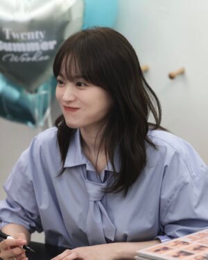 Chun Woo-hee Instagram - 20살 기념🎂
보답하고자 만든 자리였는데
되려 받은게 더욱 많았네요
행복했어요💙
언제나 고마우이🫶🏻🫶🏻
