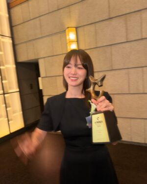 Chun Woo-hee Instagram - 감사합니다🫶🏻
또하나 큰 선물을 받은것같습니다:)
앞으로도 한걸음씩 정진!

#올해의브랜드대상