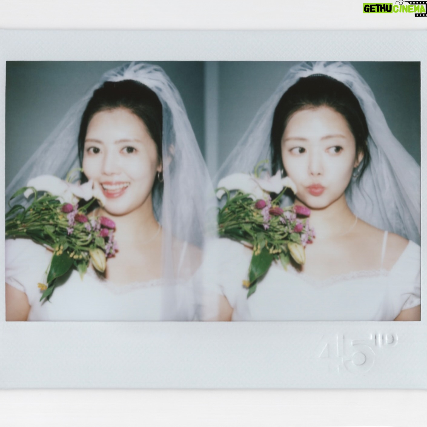 Chung Yoon-hye - 3.9K Likes - 안녕하세요 정윤혜입니다.
제가 결혼이라는 좋은 소식을 전하게 되었습니다.
뭔가 어색하기도 하고 설레네요.
저의 인생의 동반자가 될 사람은
오랜 시간 제 곁에서 단짝 친구처럼,
또 누구보다 든든한 지원군이 되어 준 사람입니다.
늘 변함없는 모습으로 아낌없는 사랑을 주며
책임감이 강한 멋진 사람이에요.
앞으로 살아가면서도 큰 힘이 될 것 같아요.
두 사람 모두 부족한 점이 많겠지만
존중하면서 아끼고 사랑하겠습니다🫶
늘 응원해 주시는 레인너스,
가족만큼 행복해하는 우리 레인보우 멤버들,
그리고 가족들,
축복해 주시는 모든 분들께 감사드립니다.
저는 지금처럼, 러블리 윤혜로
잘 사는 모습으로 보답하겠습니다💜