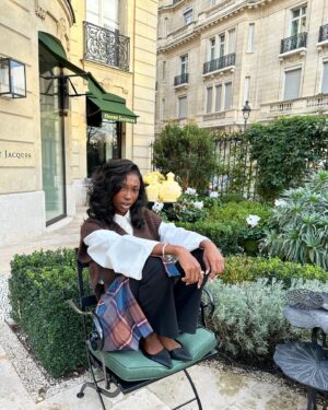 Cindy Miranda Instagram - Bon, attendez! Soyez indulgents, j’ai compris 🤣
C’est mon look le plus critiqué, mais je vous promets moi j’adore! 
Shout out to ceux qui ont changé d’avis! 😂❤️

#paris @asos