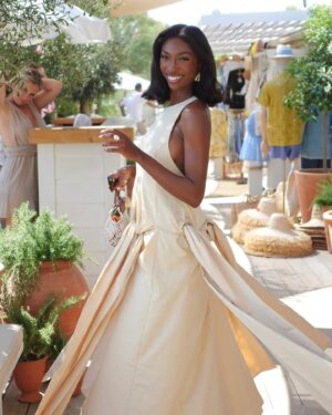 Cindy Miranda Instagram - Je pense que vous avez aimé ( Je crois 🤣 ) la robe ET le sac! Maintenant voici le résultat de la séance phootooo! 🥳❤️
