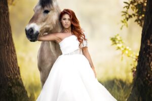 Cindy Sander Instagram - Voici le résultat du magnifique shooting photo réalisé par @verene_sutter_photographie , que vous avez pu découvrir dans l’épisode de @mamanscelebres_tfx sur @tfxtv . Un grand merci pour avoir capturé ces images incroyables avec un tel professionnalisme. Le résultat est tout simplement époustouflant ! 🌟📸 
Et pour vous, laquelle est la plus belle ?
Robe de chez @myhoneywedding 
#mamansetcelebres #shootingréussi #shoots #shooting #cheval