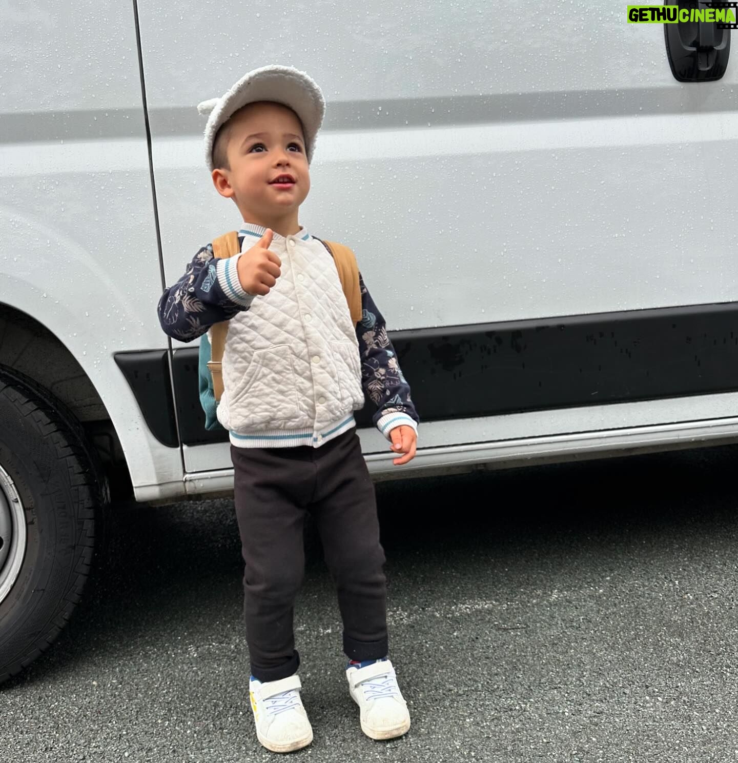 Claire Tomek - 7.7K Likes - Ce matin j’ai admiré mon fils en me demandant si c’était bien moi qui avait créé cette merveille, après avoir éternué et serré les jambes je me suis rappelé que y’avait pas de doute possible.
Le cœur tout serré on s’est dirigés vers l’école et là j’ai pris un coup de vieux dans la tronche en me retrouvant devant l’école, lui tenant la main.
Ça grandit vite purée mais je suis trop fière 🥹
Rassurez moi cette boule au ventre elle s’en va quand ils grandissent ou je suis tombée malade ?