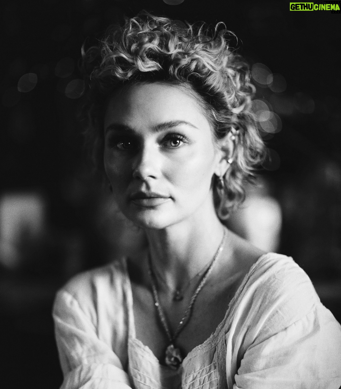 Clare Bowen - 2K Likes - Caught by @timothyjamesbowen 🖤✨
#tothebone #bowenyoung #magnoliapearl #vintage #blackandwhitephotography #curlypixie #clarebowen