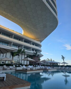 Claudia Álvarez Instagram - Mi experiencia @shawellness_mexico 
M A R A V I L L O S A !
Si lo que quieres es ir a un lugar paradisíaco para mejorar tu salud, este es el lugar indicado,  te ven varios doctores,  te hacen análisis y dependiendo lo que necesites mejorar te dan los diferentes tratamientos durante el tiempo que estés,  te ponen la alimentación que tu cuerpo necesita y la verdad es que los chefs que te preparan tu alimentación lo hacen espectacular. Aquí vienes a trabajar cuerpo, mente y alma!
Y a ti te gustaría venir??