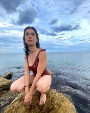 Claudia Riera Instagram - 🌺🌞🍉🌊

 Y 8 guiones en la maleta. 🤓🩵