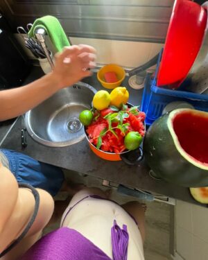 Claudia Riera Instagram - 🌺🌞🍉🌊

 Y 8 guiones en la maleta. 🤓🩵