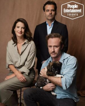 Cobie Smulders Instagram - Me and the boys premiering our film Sharp Corner at #TIFF💜.

Thanks to
@caroline_levin @justinggg for the beauty!

@petraflannery for the style
@TheFrankieShop
@Jimmychoo
@shyleerosejewlery 
@walters_faith