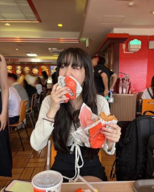 Cocomi Instagram - 食べ比べ🧐テリヤキが好きでした。