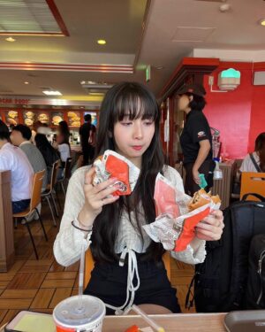 Cocomi Instagram - 食べ比べ🧐テリヤキが好きでした。