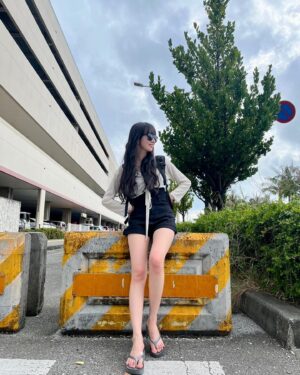 Cocomi Instagram - 久しぶりのビーサンで靴擦れ。応急処置してる時撮られてた