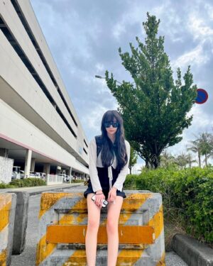 Cocomi Instagram - 久しぶりのビーサンで靴擦れ。応急処置してる時撮られてた