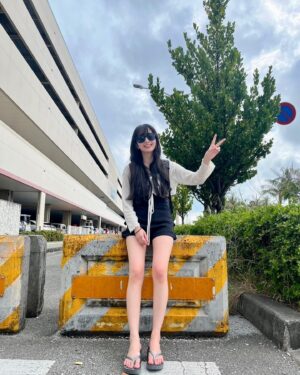 Cocomi Instagram - 久しぶりのビーサンで靴擦れ。応急処置してる時撮られてた