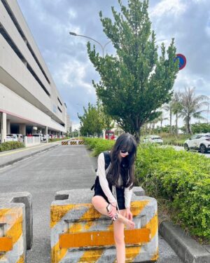 Cocomi Instagram - 久しぶりのビーサンで靴擦れ。応急処置してる時撮られてた