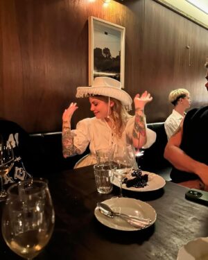 Coeur de Pirate Instagram - I love my friends (par contre sortir passé minuit quand tu as 34 ans c’est un défi)