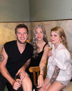 Coeur de Pirate Instagram - I love my friends (par contre sortir passé minuit quand tu as 34 ans c’est un défi)