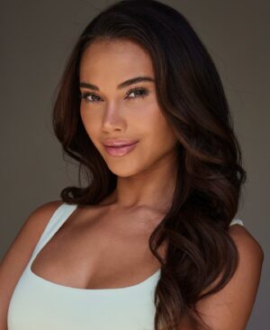 Courtney Boerner Instagram - New headshots 🩵

📸 @leyla.stefani