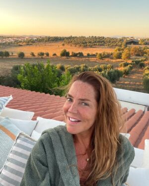 Cris Carvalho Instagram - MUDEI! Uma nova cidade, uma nova vida, um novo eu! ✨🪴🌸 🦜✨

Não foi simplesmente uma mudança de casa ou de cidade, mudei minha postura e meu estilo de vida pra conseguir ser quem eu estava sonhando ser. 🧡

⁠O galo já não canta na capital.
Pra ouvir seu lindo canto, vou mudar pra o meu interior…

… talvez mudar de opinião, mudar de gostos, mudar de hábitos… simplesmente mudar. 🦋

👉 Se adaptar a determinadas situações é necessário para que o progresso aconteça. Quando você opta por mudar, automaticamente começa a se adaptar e é no processo de adaptação que ocorre a evolução.

E sigo feliz, enfrentando os meus medos e descobrindo as minhas coragens! 🦊

E você, tem mudado ultimamente??? ou está querendo mudar?

#vidanova #lifechangingmoments #lifestyle #slowliving #alentejolifestyle #coragemparamudar #mudarehpreciso #followyourdreams #followyourheart