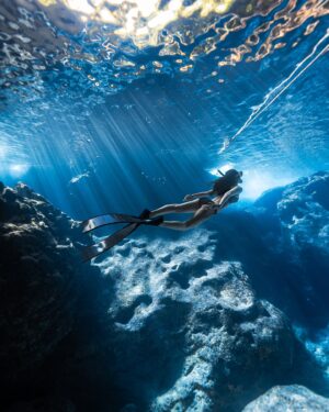 Crystal Fung Instagram - 光與水的結合， 
創造了美麗的人間仙境。

Kudos to @hiromi__moriya and @likesaipan for an epic dive into Saipan’s vibrant underwater paradise! 🧜🏻‍♀️