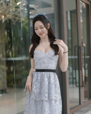 Crystal Fung Instagram - 是誰說藍色就等於憂傷？
你看看天空和海洋🩵

Makeup & Hair : @kayowang 
Dress : @jedlane_dress_rental