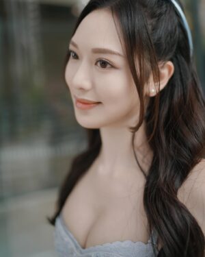Crystal Fung Instagram - 是誰說藍色就等於憂傷？
你看看天空和海洋🩵

Makeup & Hair : @kayowang 
Dress : @jedlane_dress_rental