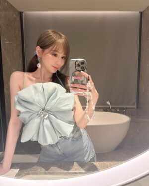 Cyndi Wang Instagram - 每週一朵新顏色💙🌼

💄： @emilyliu1118 
💇‍♀️： @sunnyhuang_828 
📷： 🙋🏻‍♀️Me

#王心凌 #CyndiWang