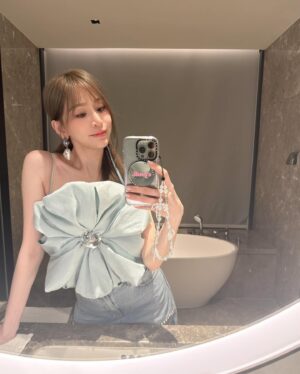 Cyndi Wang Instagram - 每週一朵新顏色💙🌼

💄： @emilyliu1118 
💇‍♀️： @sunnyhuang_828 
📷： 🙋🏻‍♀️Me

#王心凌 #CyndiWang