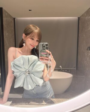 Cyndi Wang Instagram - 每週一朵新顏色💙🌼

💄： @emilyliu1118 
💇‍♀️： @sunnyhuang_828 
📷： 🙋🏻‍♀️Me

#王心凌 #CyndiWang