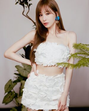 Cyndi Wang Instagram - 昨天的我🤍💙🌸🪴

💄： @emilyliu1118 
💇🏻‍♀： @vast.hairsunny 
📷： AXstudio

#王心凌 #CyndiWang #ootd