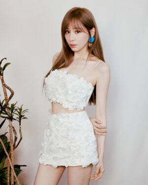 Cyndi Wang Instagram - 昨天的我🤍💙🌸🪴

💄： @emilyliu1118 
💇🏻‍♀： @vast.hairsunny 
📷： AXstudio

#王心凌 #CyndiWang #ootd