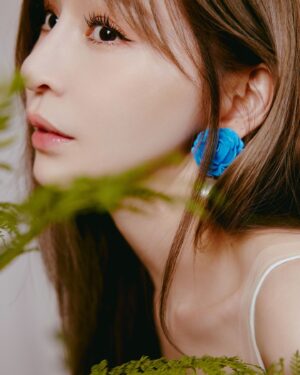 Cyndi Wang Instagram - 昨天的我🤍💙🌸🪴

💄： @emilyliu1118 
💇🏻‍♀： @vast.hairsunny 
📷： AXstudio

#王心凌 #CyndiWang #ootd