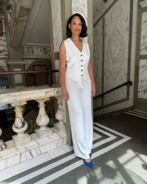 Cynthia Addai-Robinson Instagram - Finishing off a whirlwind @theringsofpower press tour in London😅! Hope you’re watching and enjoying the show, available now on @primevideo !

A huge thank you to @jonesroadbeauty 💄for helping me put my best face forward ☺️

Stylist: @mirandaalmond 
Top & pants: @thefoldlondon 
Shoes: @casadeiofficial 
Makeup: @kennethsohmakeup 
Hair: @jamescatalanohair