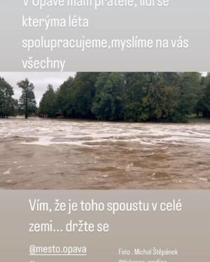 Dagmar Havlová Veškrnová Instagram - Stejně jako v roce 1997 i v roce 2002 jsem ještě jako první dáma pomáhala finančně i svou přítomností občanům, zasaženým povodní, ani letos mi není situace lhostejná. Proto moje Nadace Vize 97 zahájila i letos jako první , sbírku na pomoc lidem a jejich domovům, zaplavovaným velkou vodou. Číslo konta je 328472052 / 2700. VS: 222  Budete moci jako první vidět, kde finance pomůžou. Děkuji Vaše Dagmar Havlová🙏#sos 🙏. @nadace_vize97