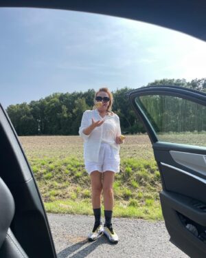 Dagmar Havlová Veškrnová Instagram - Když vás fotí vnučka, jak  si před nastoupením do auta žonglujete s jablkama