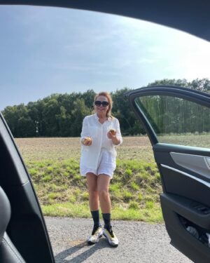 Dagmar Havlová Veškrnová Instagram - Když vás fotí vnučka, jak  si před nastoupením do auta žonglujete s jablkama