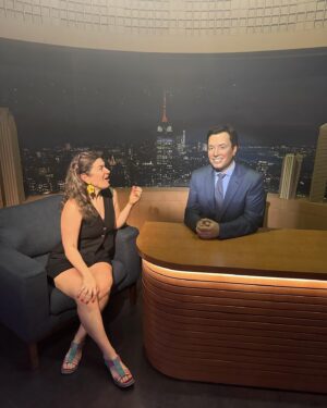 Dalia Gutmann Instagram - Las fotos que me convierten oficialmente en una naba☝🏼😋😅
1) Con mi clon estadounidense @sandra.bullock.official 🤭
2 y 3) Con @jimmyfallon que después de mucho insistirme, logró hacerme la entrevista🤓
4) Con el adorado ET♥️
5) Re flasheando con Dalí🧑‍🎨
6) Haciéndome la zen con Dalai Lama ✌🏼☮️
7) Haciéndome la rebel con la difunta Reina Isabel🤟
8) Intentando entenderme con @realdonaldtrump y @barackobama y @michelobamaobama 🫣
9) Que cagazo con Hulk🫨
10) Se la saqué a @leomessi que se quedó sorprendido con mis habilidades futbolísticas⚽️
11) Nos cantamos una con Louis Armstrong🎺
12) Le confesé a @tomcruise que antes de lo de la placenta y esas cosas, re gustaba de él🥰
13) Con Aretha Franklin nos sacamos selfie📸✨
14) Con la mejor compañera de viaje que existe♥️♥️♥️
