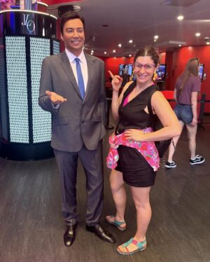 Dalia Gutmann Instagram - Las fotos que me convierten oficialmente en una naba☝🏼😋😅
1) Con mi clon estadounidense @sandra.bullock.official 🤭
2 y 3) Con @jimmyfallon que después de mucho insistirme, logró hacerme la entrevista🤓
4) Con el adorado ET♥️
5) Re flasheando con Dalí🧑‍🎨
6) Haciéndome la zen con Dalai Lama ✌🏼☮️
7) Haciéndome la rebel con la difunta Reina Isabel🤟
8) Intentando entenderme con @realdonaldtrump y @barackobama y @michelobamaobama 🫣
9) Que cagazo con Hulk🫨
10) Se la saqué a @leomessi que se quedó sorprendido con mis habilidades futbolísticas⚽️
11) Nos cantamos una con Louis Armstrong🎺
12) Le confesé a @tomcruise que antes de lo de la placenta y esas cosas, re gustaba de él🥰
13) Con Aretha Franklin nos sacamos selfie📸✨
14) Con la mejor compañera de viaje que existe♥️♥️♥️