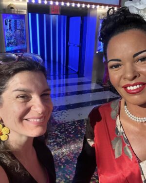 Dalia Gutmann Instagram - Las fotos que me convierten oficialmente en una naba☝🏼😋😅
1) Con mi clon estadounidense @sandra.bullock.official 🤭
2 y 3) Con @jimmyfallon que después de mucho insistirme, logró hacerme la entrevista🤓
4) Con el adorado ET♥️
5) Re flasheando con Dalí🧑‍🎨
6) Haciéndome la zen con Dalai Lama ✌🏼☮️
7) Haciéndome la rebel con la difunta Reina Isabel🤟
8) Intentando entenderme con @realdonaldtrump y @barackobama y @michelobamaobama 🫣
9) Que cagazo con Hulk🫨
10) Se la saqué a @leomessi que se quedó sorprendido con mis habilidades futbolísticas⚽️
11) Nos cantamos una con Louis Armstrong🎺
12) Le confesé a @tomcruise que antes de lo de la placenta y esas cosas, re gustaba de él🥰
13) Con Aretha Franklin nos sacamos selfie📸✨
14) Con la mejor compañera de viaje que existe♥️♥️♥️