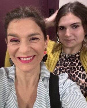 Dalia Gutmann Instagram - Las fotos que me convierten oficialmente en una naba☝🏼😋😅
1) Con mi clon estadounidense @sandra.bullock.official 🤭
2 y 3) Con @jimmyfallon que después de mucho insistirme, logró hacerme la entrevista🤓
4) Con el adorado ET♥️
5) Re flasheando con Dalí🧑‍🎨
6) Haciéndome la zen con Dalai Lama ✌🏼☮️
7) Haciéndome la rebel con la difunta Reina Isabel🤟
8) Intentando entenderme con @realdonaldtrump y @barackobama y @michelobamaobama 🫣
9) Que cagazo con Hulk🫨
10) Se la saqué a @leomessi que se quedó sorprendido con mis habilidades futbolísticas⚽️
11) Nos cantamos una con Louis Armstrong🎺
12) Le confesé a @tomcruise que antes de lo de la placenta y esas cosas, re gustaba de él🥰
13) Con Aretha Franklin nos sacamos selfie📸✨
14) Con la mejor compañera de viaje que existe♥️♥️♥️