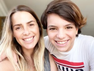 Dália Madruga Instagram - 17 anos!

Eras o bebé mais bonito… e eu não sabia o que fazer quando nasceste, demorei alguns segundos a perceber que afinal eras tu que me ias ensinar a ser mãe, a ser a tua mãe!
Desde que trocámos o primeiro olhar soube que não precisava de mais nada, tu eras tudo na minha vida e eu já nem sabia quem era antes de tu nasceres.
Cresceste, eras um reguila cheio de vida, sempre pronto a pregar partidas, mas sempre foste o meu porto seguro, contigo eu sabia que tudo era “casa”, tu que aos dois anos me disseste “Mãe, não fiques triste, eu estou aqui!.” e ali eu soube que nada mais importava, que por entre tempestades tu sempre serias o meu arco-íris.
Hoje és quase adulto, continuas o melhor companheiro que podia pedir, mas és mais do que isso, és o melhor irmão do mundo (e o mais exigente), és cuidador, amigo, preocupado, inteligente, teimoso (quando o assunto é futebol), mas acima de tudo és um ser humano extraordinário, tens valores que são inatos em ti,… e toda a gente que te conhece reconhece a pessoa especial que és!
É um orgulho ser tua mãe, mas é principalmente uma sorte!
Parabéns meu filho, que sejas sempre feliz!