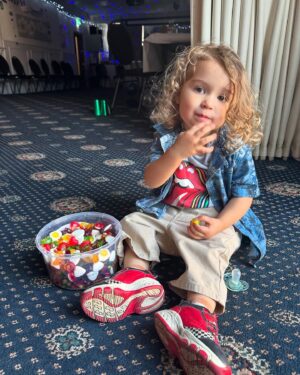 Dani Harmer Instagram - That was a lovely night! So nice that I only took about 3 photos and in the photos the balloons are round the wrong way! But thank you so much to everyone who came to celebrate my little mum! Especially those that travelled far!! Meant a lot! 
Happy 60th mummy!!!! Love you lots 🫶🏻💙
