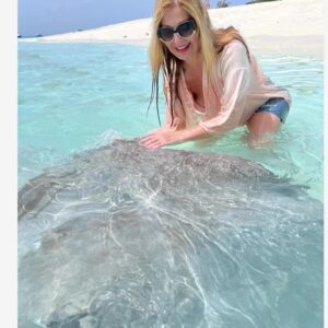 Danica Maksimović Instagram - Moja ljubav prema ražama zaslužuje da je podelim sa vama, dragi prijatelji! Verujem da ćete se složiti da bi bila šteta da ostanu u galeriji!

#maldives #ocean #blue #tirkiz #stingrays #stingrayfish #joy #travel #instagood