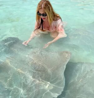 Danica Maksimović Instagram - Moja ljubav prema ražama zaslužuje da je podelim sa vama, dragi prijatelji! Verujem da ćete se složiti da bi bila šteta da ostanu u galeriji!

#maldives #ocean #blue #tirkiz #stingrays #stingrayfish #joy #travel #instagood