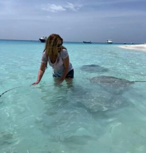 Danica Maksimović Instagram - Moja ljubav prema ražama zaslužuje da je podelim sa vama, dragi prijatelji! Verujem da ćete se složiti da bi bila šteta da ostanu u galeriji!

#maldives #ocean #blue #tirkiz #stingrays #stingrayfish #joy #travel #instagood