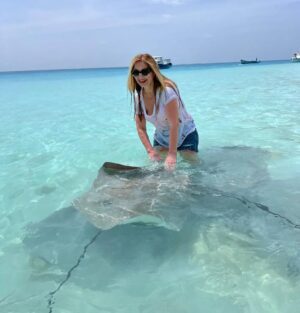 Danica Maksimović Instagram - Moja ljubav prema ražama zaslužuje da je podelim sa vama, dragi prijatelji! Verujem da ćete se složiti da bi bila šteta da ostanu u galeriji!

#maldives #ocean #blue #tirkiz #stingrays #stingrayfish #joy #travel #instagood