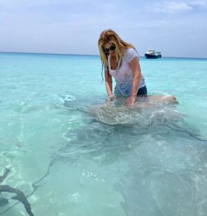 Danica Maksimović Instagram - Moja ljubav prema ražama zaslužuje da je podelim sa vama, dragi prijatelji! Verujem da ćete se složiti da bi bila šteta da ostanu u galeriji!

#maldives #ocean #blue #tirkiz #stingrays #stingrayfish #joy #travel #instagood