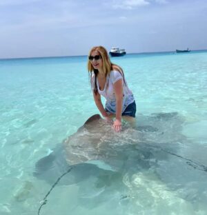 Danica Maksimović Instagram - Moja ljubav prema ražama zaslužuje da je podelim sa vama, dragi prijatelji! Verujem da ćete se složiti da bi bila šteta da ostanu u galeriji!

#maldives #ocean #blue #tirkiz #stingrays #stingrayfish #joy #travel #instagood