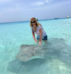 Danica Maksimović Instagram - Moja ljubav prema ražama zaslužuje da je podelim sa vama, dragi prijatelji! Verujem da ćete se složiti da bi bila šteta da ostanu u galeriji!

#maldives #ocean #blue #tirkiz #stingrays #stingrayfish #joy #travel #instagood