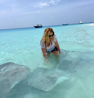 Danica Maksimović Instagram - Moja ljubav prema ražama zaslužuje da je podelim sa vama, dragi prijatelji! Verujem da ćete se složiti da bi bila šteta da ostanu u galeriji!

#maldives #ocean #blue #tirkiz #stingrays #stingrayfish #joy #travel #instagood